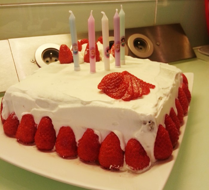 layer cake chocolate strawberry